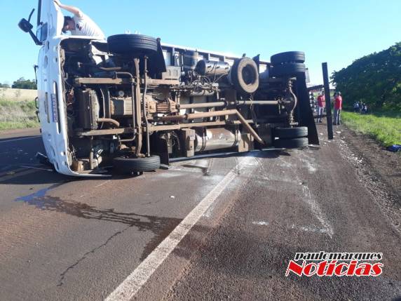 Caminhão com carga de carne tomba em acidente na BR 472 na localidade de Esquina Wusch - foto 6