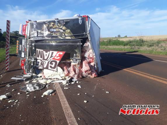 Caminhão com carga de carne tomba em acidente na BR 472 na localidade de Esquina Wusch - foto 7