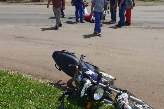 Jovem teve frente cortada por automóvel