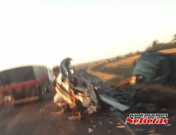 Duas pessoas morrem em colisão que envolveu três caminhões na BR 158 em Tupanciretã - foto 2