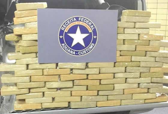 Cerca de 100 quilos de pasta base da droga estavam em uma caminhonete abordada em Santo Antônio da Patrulha
