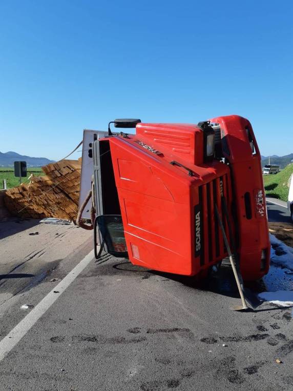 Carga ficou espalhada na pista do sentido Norte em Tijucas. Acidente ocorreu na manhã desta quarta-feira