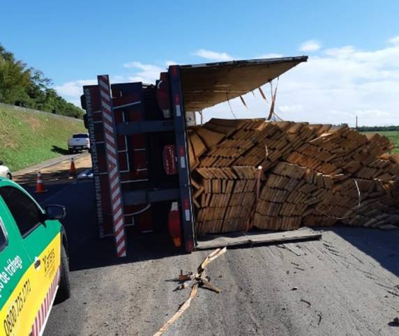 Carga ficou espalhada na pista do sentido Norte em Tijucas. Acidente ocorreu na manhã desta quarta-feira