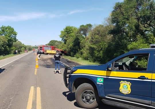Acidente aconteceu no quilômetro 416 da rodovia, por volta das 13h45. Segundo a Polícia Rodoviária Federal, três pessoas morreram. Pista foi parcialmente bloqueada