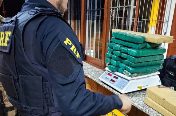 Ação conjunta PRF e PM apreende 125 kg de maconha na BR 282 em Rancho Queimado - foto 3