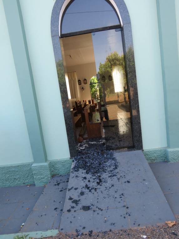 Vila Pratos vive madrugada de vandalismo - foto 7