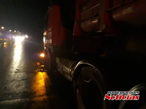Motorista foge depois de bater veículo contra uma carreta na RS 342 em Três de Maio - foto 2