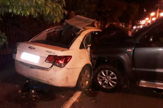 O Corpo de Bombeiros de Itapiranga atendeu um acidente de trânsito grave na Rua do Comércio, próximo à fábrica de ração, envolvendo Volkswagen Amarok com placas de Iporã do Oeste