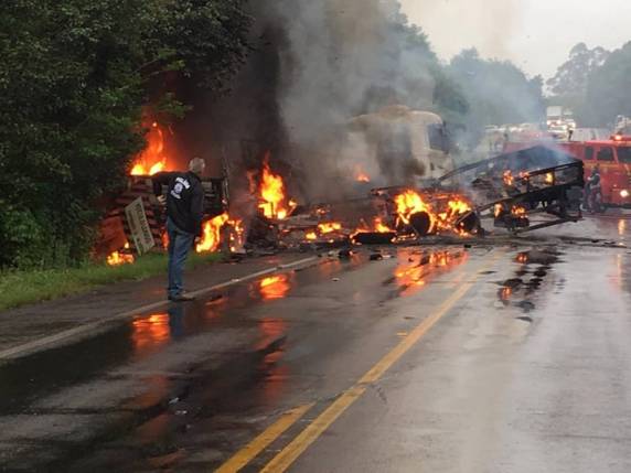 Caminhões incendeiam após colisão na RSC-453, em Teutônia