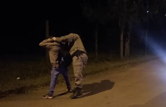 Detentos do regime semiaberto romperam grade de janela, escalaram o muro e fugiram na noite de terça-feira (15)