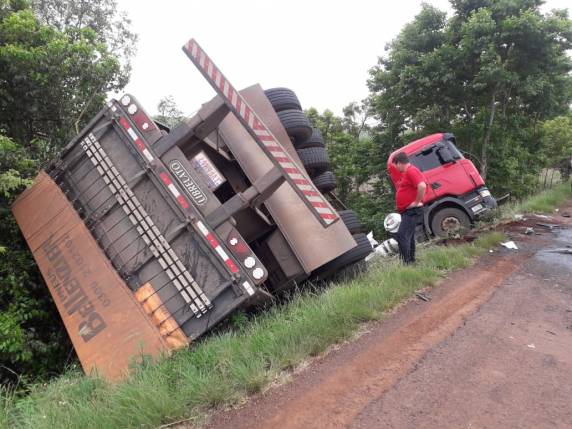 Colisão entre duas carretas em Esquina Boa Vista - foto 2