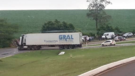 Colisão entre duas carretas em Esquina Boa Vista - foto 3
