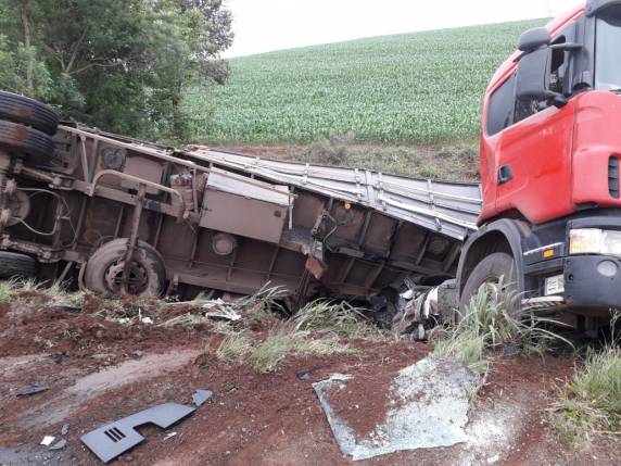 Colisão entre duas carretas em Esquina Boa Vista - foto 5