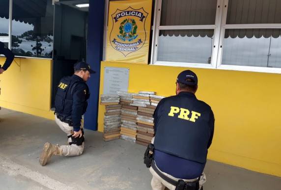 PRF apreende 67 quilos de maconha e recupera veículo roubado na BR 116 em Mafra - foto 2
