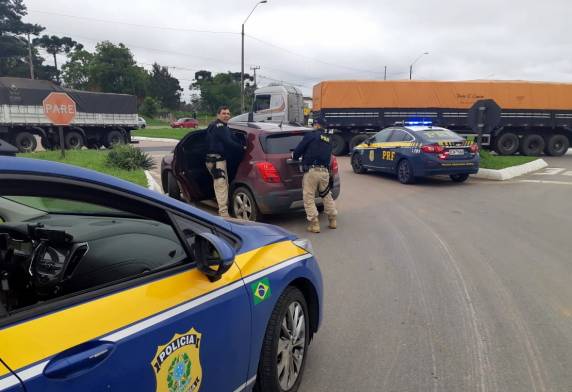 PRF apreende 67 quilos de maconha e recupera veículo roubado na BR 116 em Mafra - foto 3