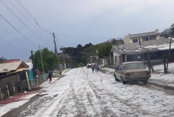 Meteorologista confirma que fenômeno foi mais intenso do que o normal. Segundo a prefeitura do município, cerca de 500 casas foram atingidas