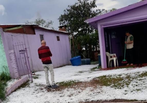 Lagoa Vermelha registra queda de granizo e casas são danificadas pelo temporal - foto 2