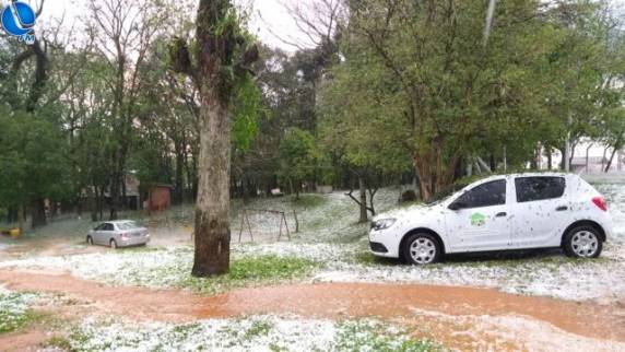 Lagoa Vermelha registra queda de granizo e casas são danificadas pelo temporal - foto 4
