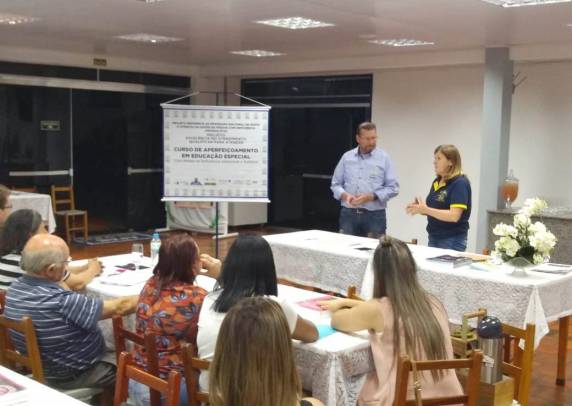 Apae de Três de Maio entrega certificados do curso de Aperfeiçoamento em Educação Especial - foto 3
