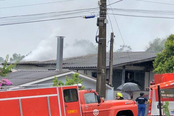 Incêndio atinge residência em Frederico Westphalen Chamas foram controladas pelos bombeiros