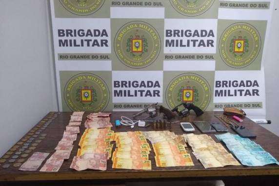 Trio havia atacado uma cooperativa no município e estava escondido no mato