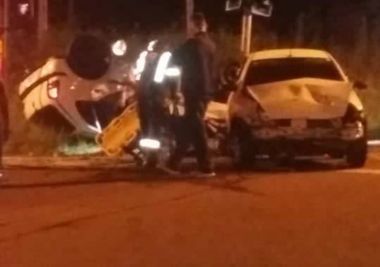 Quatro pessoas estavam no veículo atingido, o condutor do Gol e um jovem de 15 anos seguem internados em estado grave