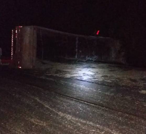 Carreta tomba na ERS 342, entre Ijuí e Cruz Alta - foto 2