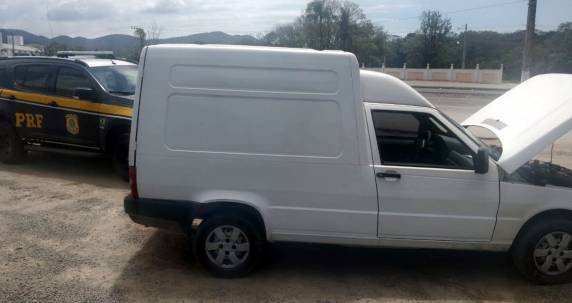 PRF recupera furgão roubado em Rio do Sul e que circulava clonado na BR 470 em Navegantes - foto 2