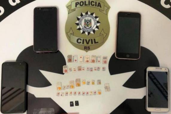 Em uma casa no centro do município de Quinze de Novembro, foram encontrados 40 chips e quatro celulares