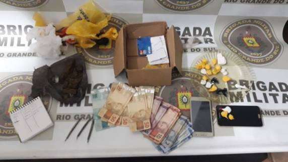 Homem e mulher são presos pela Brigada Militar flagrados por tráfico de drogas em Santa Rosa - foto 2