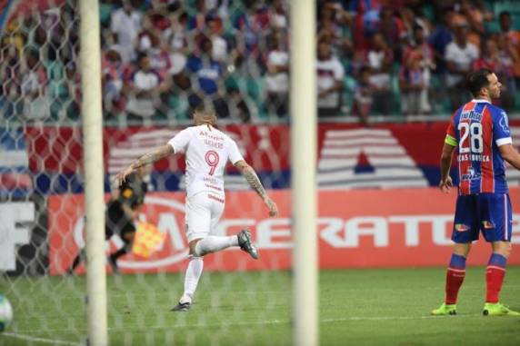 Guerrero, duas vezes, e Parede marcaram os gols colorados na Fonte Nova