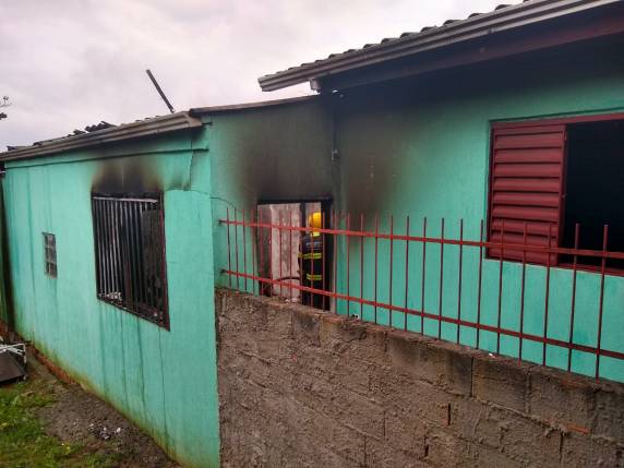 Homem é preso após colocar fogo em casa no bairro Victor Issler, em Passo Fundo - foto 2