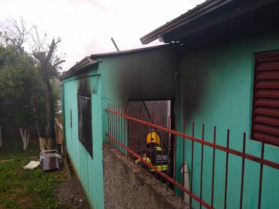 Homem é preso após colocar fogo em casa no bairro Victor Issler, em Passo Fundo - foto 3