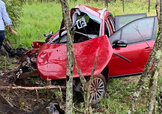 Motorista perde controle do veículo e bate em árvore na ERS-377 em Cruz Alta - foto 3