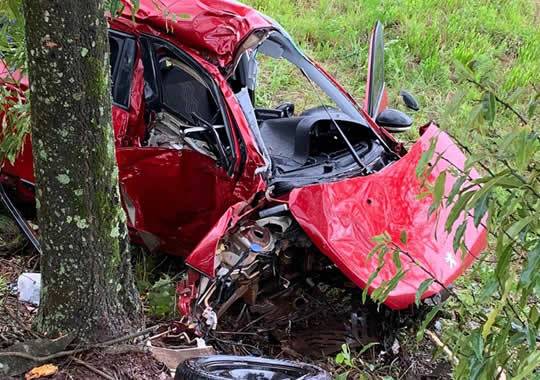 Motorista perde controle do veículo e bate em árvore na ERS-377 em Cruz Alta - foto 2