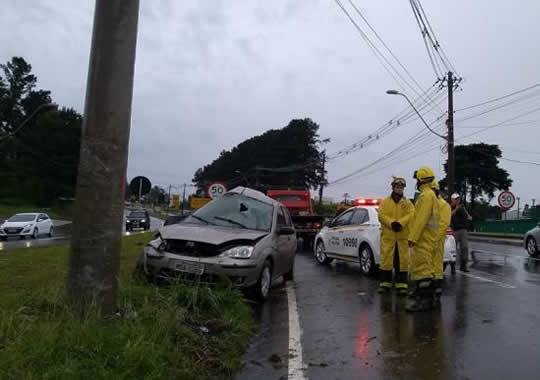 Veículo colidiu contra um poste no canteiro central da rodovia