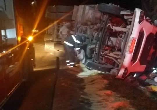Acidente ocorreu na noite de sábado na Serra de SC; socorristas colocaram serragem na rodovia após derramamento de óleo