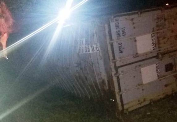 Acidente ocorreu na noite de sábado na Serra de SC; socorristas colocaram serragem na rodovia após derramamento de óleo