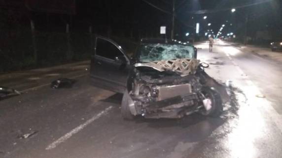 Motorista estaria embriagado quando perdeu o controle do veículo e atropelou as vítimas, segundo a polícia; acidente ocorreu durante a madrugada no bairro Santo Antônio