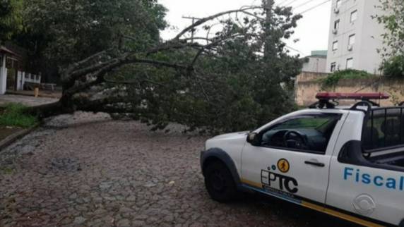 Previsão é de chuva seguir até o fim da semana. Cidades como Dom Pedrito, Santana do Livramento e Bagé foram algumas das mais atingidas. Porto Alegre também teve estragos