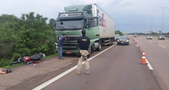 Ela estava na carona de uma motocicleta que seguia para o litoral quando foi atingida pelo caminhão