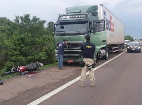 Ela estava na carona de uma motocicleta que seguia para o litoral quando foi atingida pelo caminhão
