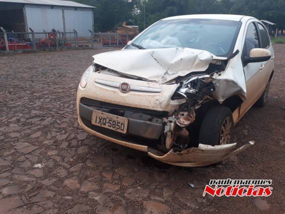 Colisão traseira resulta em danos de grande monta em dois veículos, no bairro Carolina - foto 3