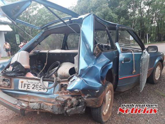 Colisão traseira resulta em danos de grande monta em dois veículos, no bairro Carolina - foto 2