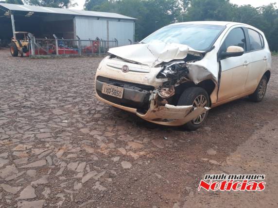 Colisão traseira resulta em danos de grande monta em dois veículos, no bairro Carolina - foto 5