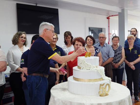 Café da manhã festivo marca cinquentenário da Apae de Três de Maio - foto 2