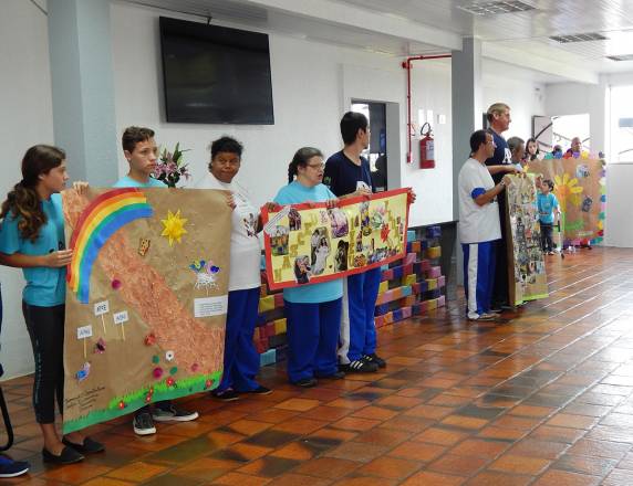 Café da manhã festivo marca cinquentenário da Apae de Três de Maio - foto 5