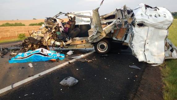 Ônibus com torcedores do Grêmio se envolve em acidente com uma morte e 20 feridos na BR 386 - foto 2