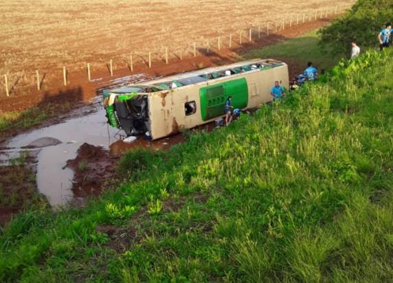 O motorista de uma Van morreu no local
