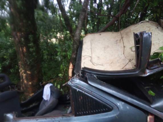 Veículo fica destruído e motorista e passageiro ficam feridos em saída de pista na RS 344 em Santa Rosa - foto 3